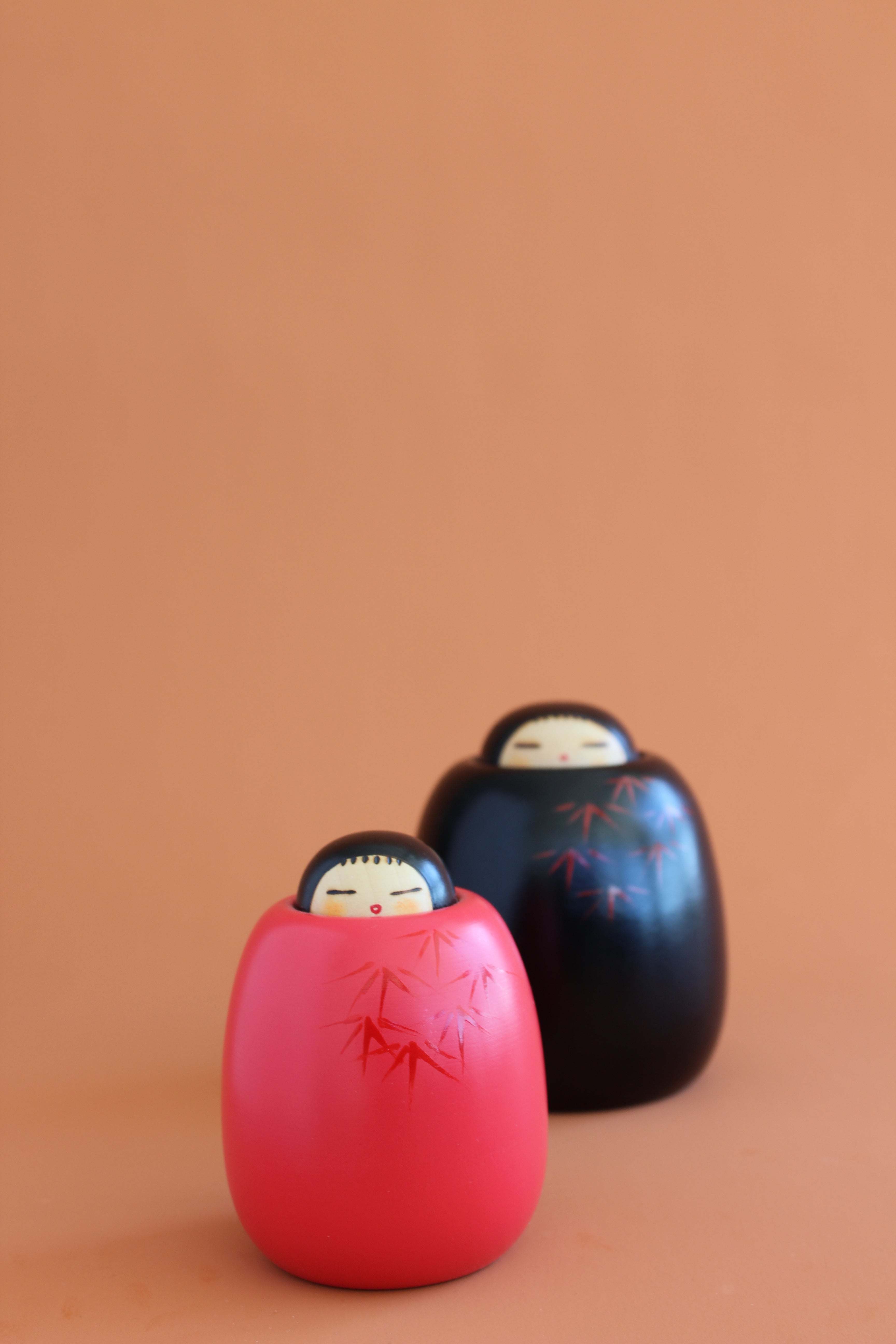 Meoto (Couple) Black and Red Sōsaku Kokeshi Pair by Toa Sekiguchi