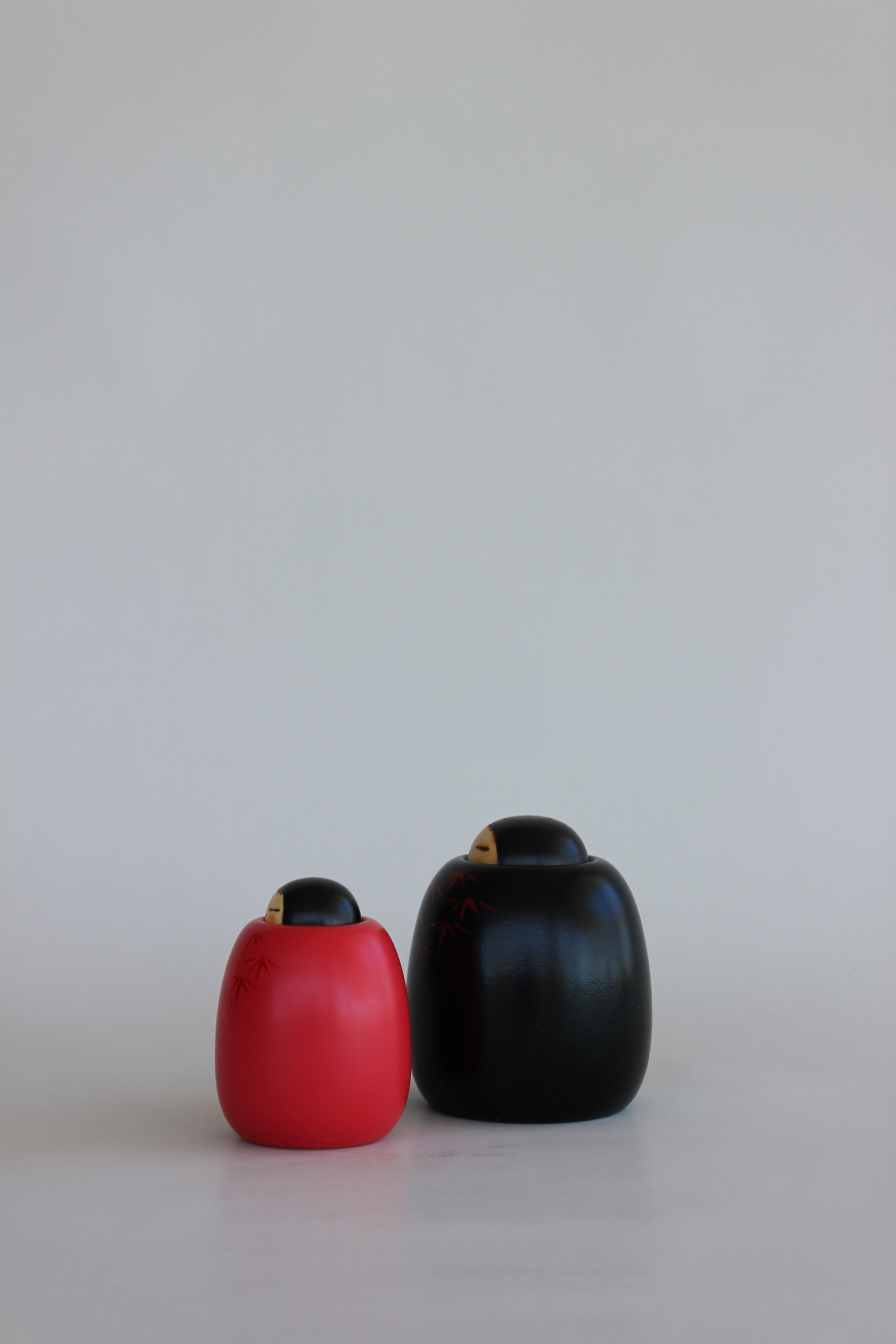 Meoto (Couple) Black and Red Sōsaku Kokeshi Pair by Toa Sekiguchi