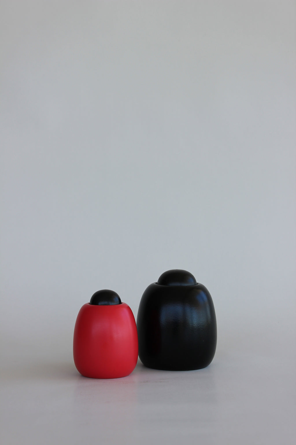 Meoto (Couple) Black and Red Sōsaku Kokeshi Pair by Toa Sekiguchi