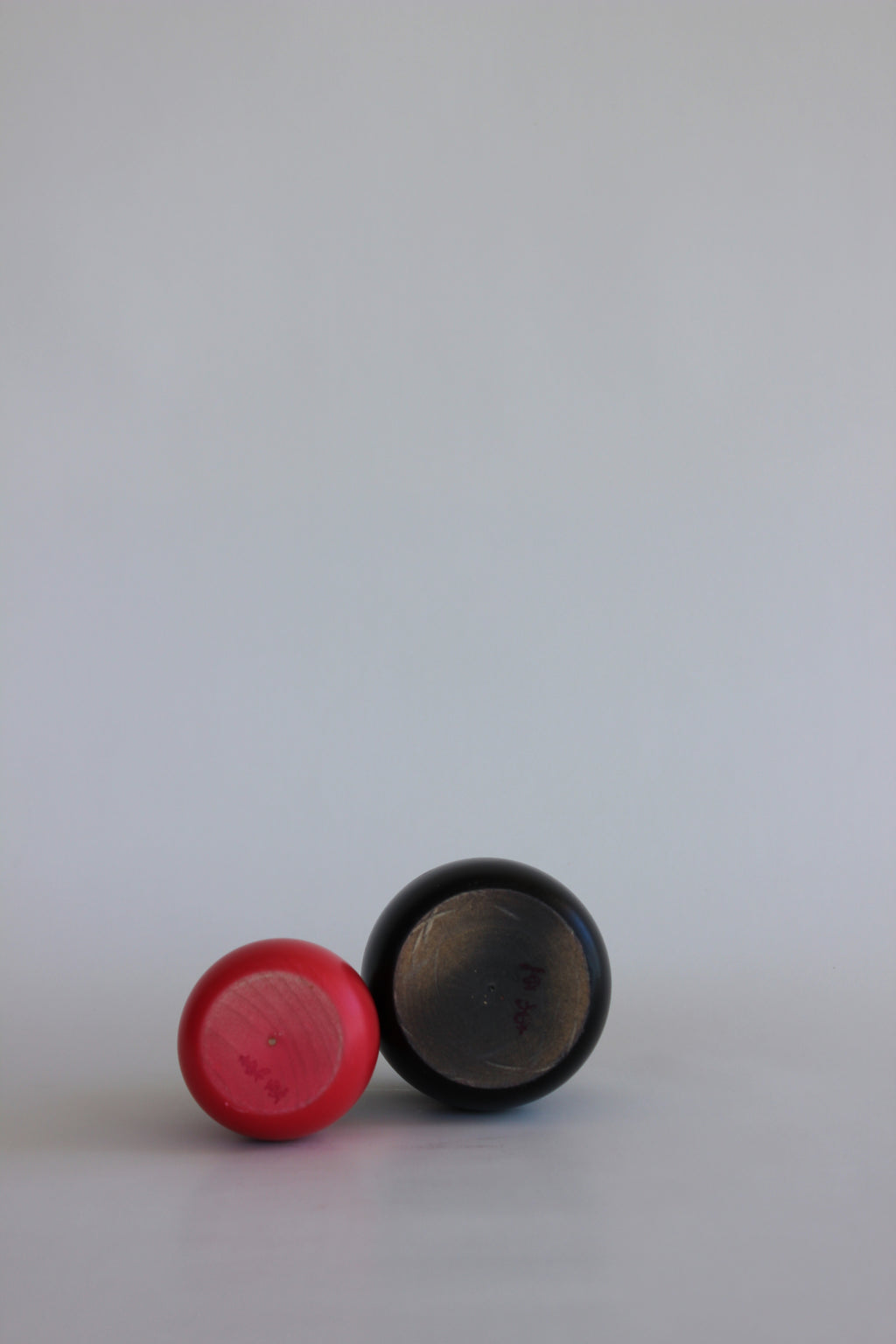 Meoto (Couple) Black and Red Sōsaku Kokeshi Pair by Toa Sekiguchi