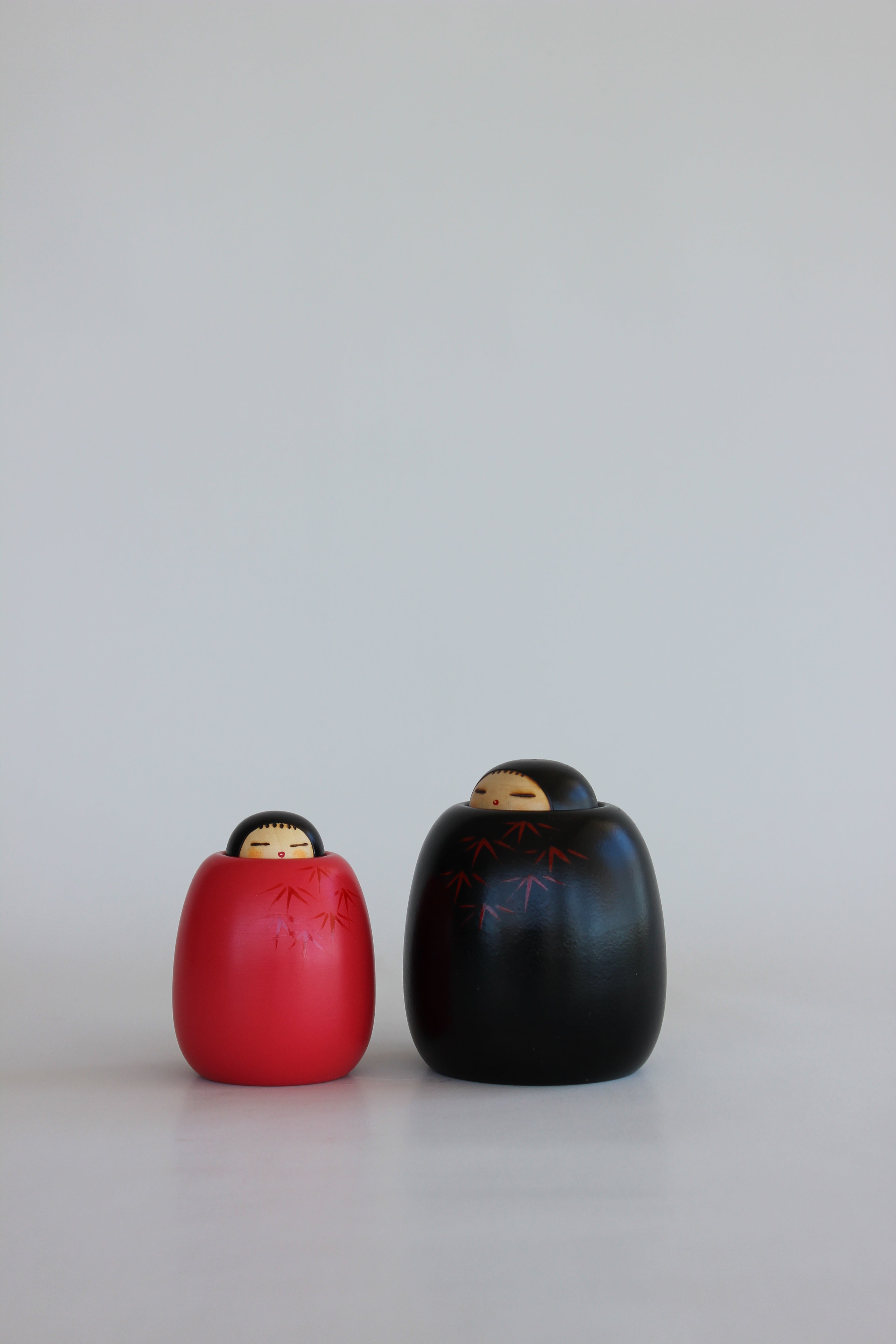 Meoto (Couple) Black and Red Sōsaku Kokeshi Pair by Toa Sekiguchi