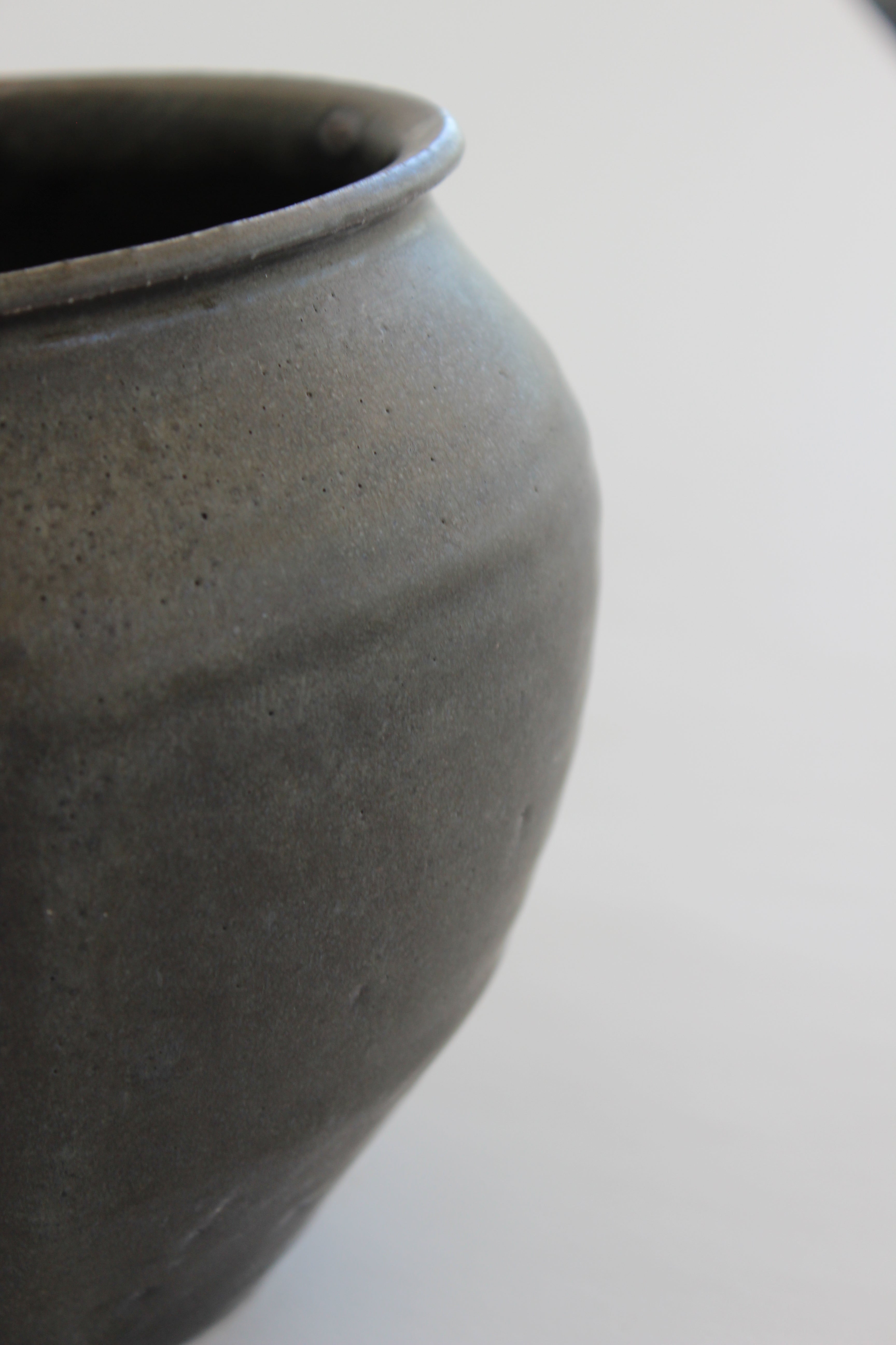 Tai Ono Chikei Series Kurotsuchi Vase